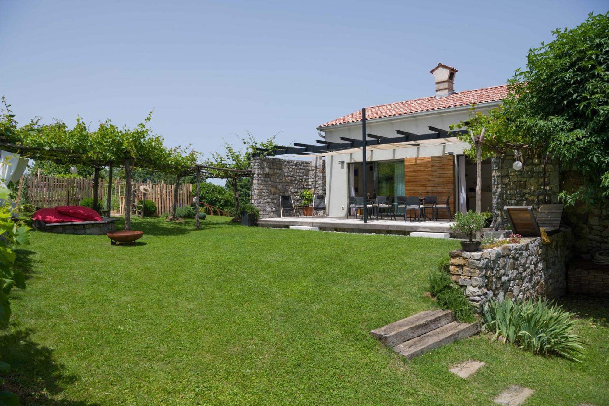 Villa Artes With Free Hot Tub & Sauna Branik Kültér fotó